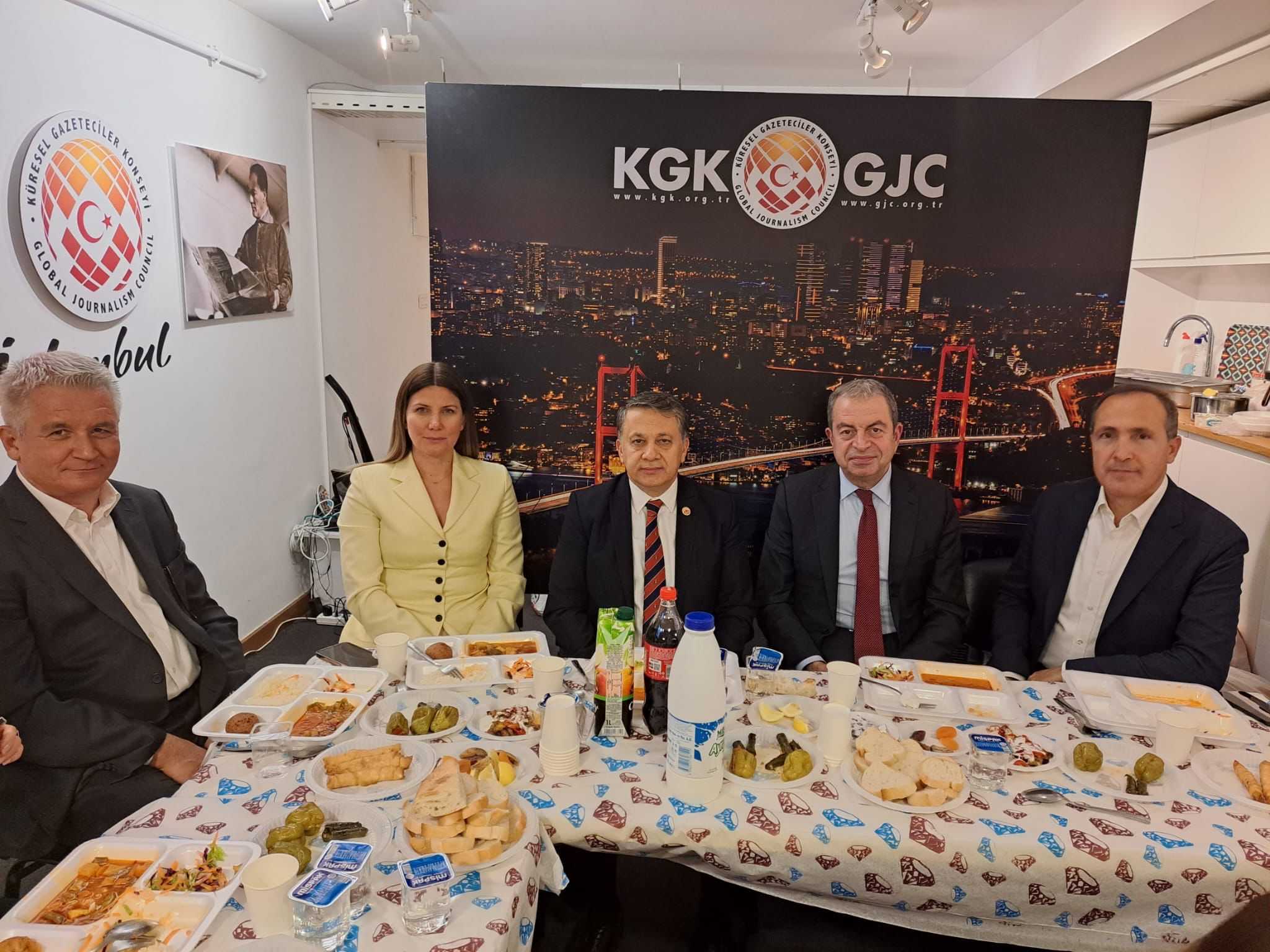 Yerli ve yabancı gazeteciler iftarda buluştu